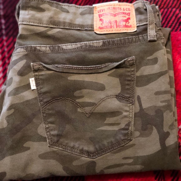 womens levi camo pants